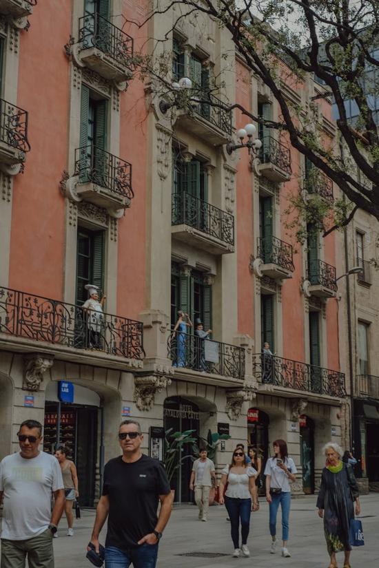 Levendige Europese stadsstraat